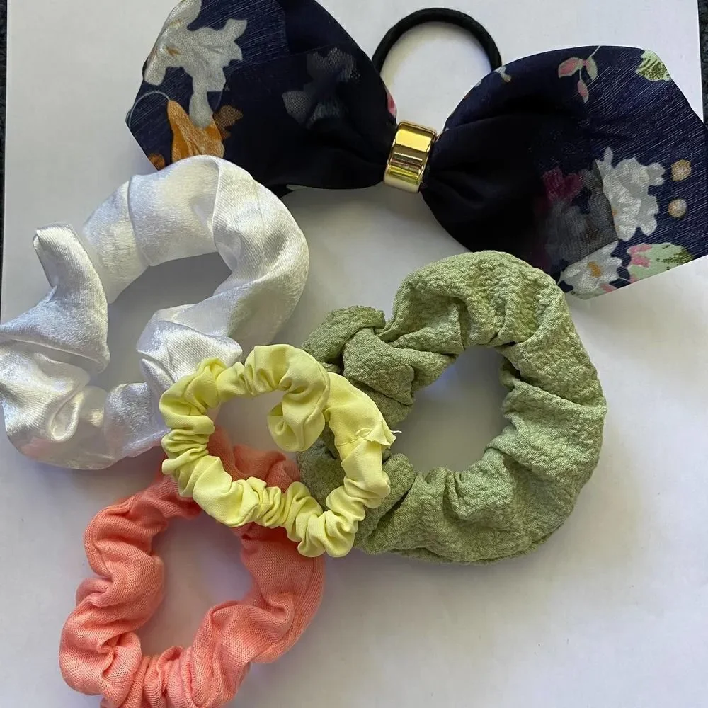 N/A set scrunchies